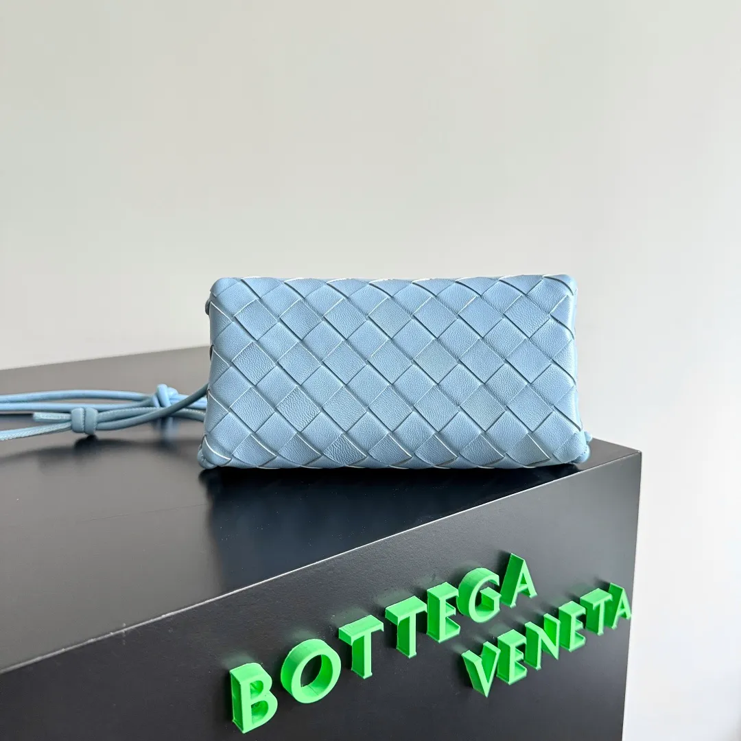 Batch 1260 BV new mini bag ceiling Bottegaveneta new Concert Pouch bag is small and has a large capacity. It can hold a Pro max mobile phone. The shoulder strap is adjustable for cross-body carry. It is very cost-effective when carried on one shoulder. The latest small bag in autumn has a lot of capacity. It can hold 4 short clips. I also tried it and it can hold one of my fists. It is cute, the capacity is touching and the length of the shoulder strap is adjustable for daily commuting. Full score 10 #bv woven bag Style number: 794258 Size: 18.5*11.5*8.5cm